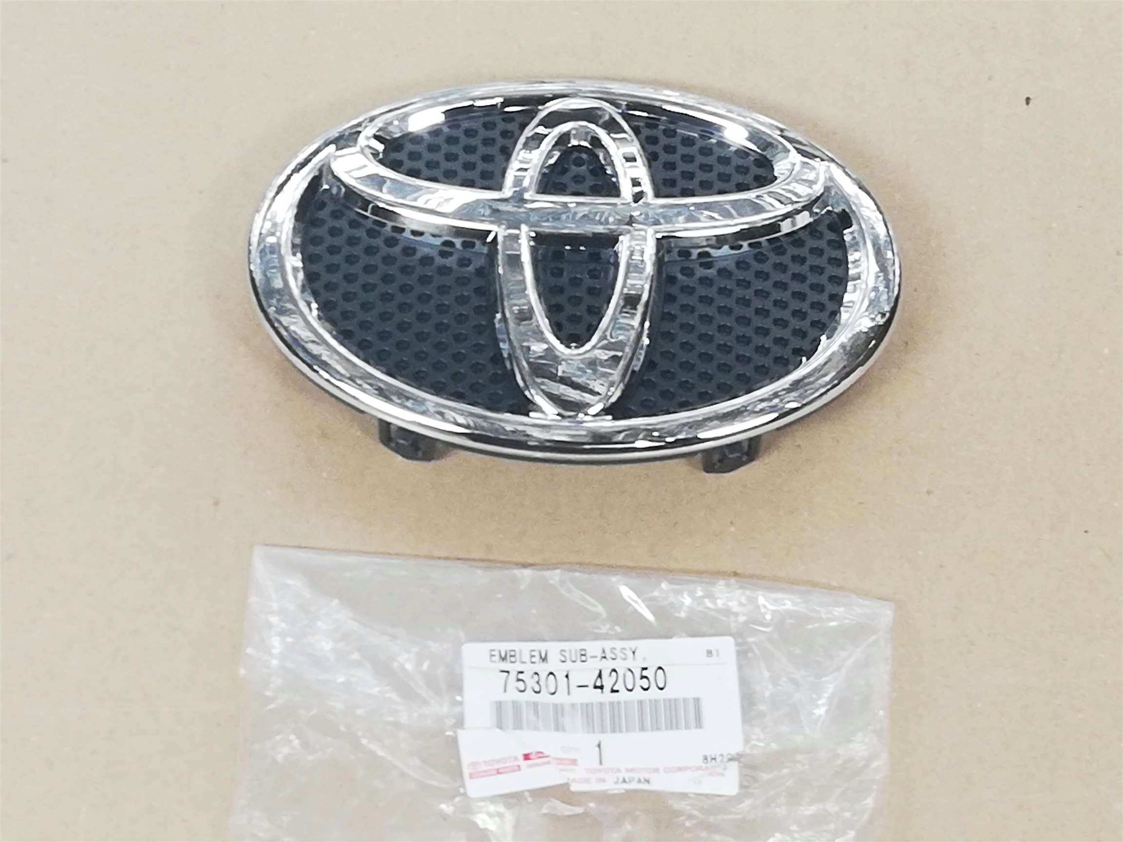 آرم جلوپنجره-RAV4-2016